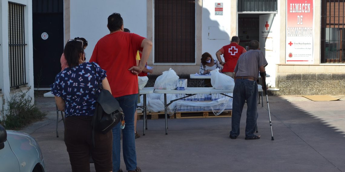 Asuntos Sociales y Cruz Roja organizan un nuevo reparto de alimentos entre las familias con menos recursos de la ciudad