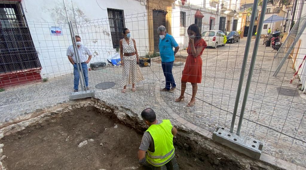 Aparecen restos arqueológicos de la época musulmana en las obras de mejora de una de las calles del casco histórico de Ronda