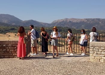 El número de visitantes que pasan por la Oficina de Turismo se sigue incrementando y alcanza las 5.200 personas durante la pasada semana