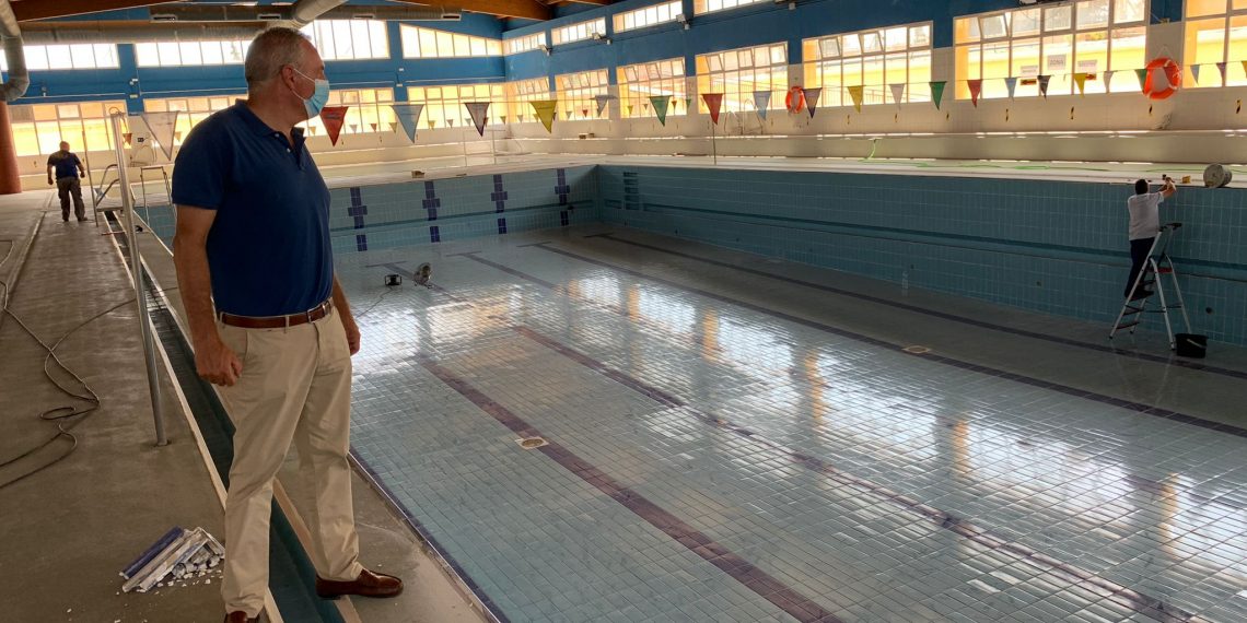 El Ayuntamiento invierte 35.000 euros en mejorar la piscina municipal cubierta y el campo de césped de la ciudad deportiva antes de retomar la actividad