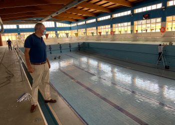 El Ayuntamiento invierte 35.000 euros en mejorar la piscina municipal cubierta y el campo de césped de la ciudad deportiva antes de retomar la actividad