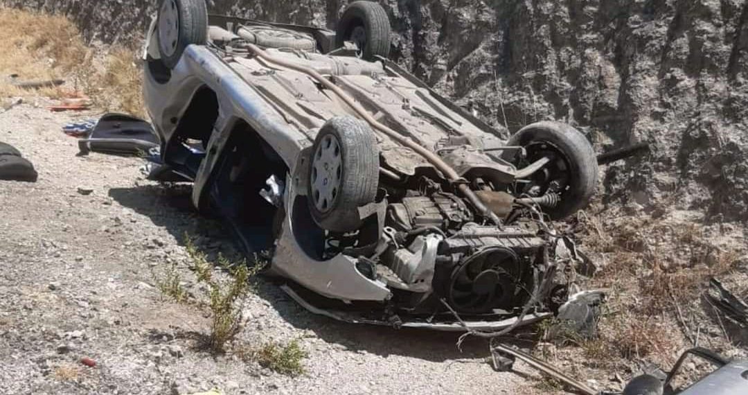 Los bomberos rescatan a un hombre herido en un accidente en la A-367