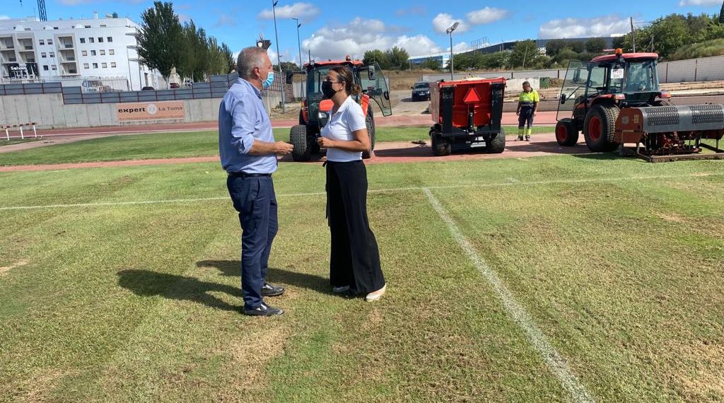 El El Ayuntamiento invierte 15.000 euros para reparar el césped de la Ciudad Deportiva