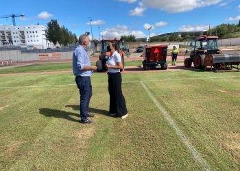 El El Ayuntamiento invierte 15.000 euros para reparar el césped de la Ciudad Deportiva