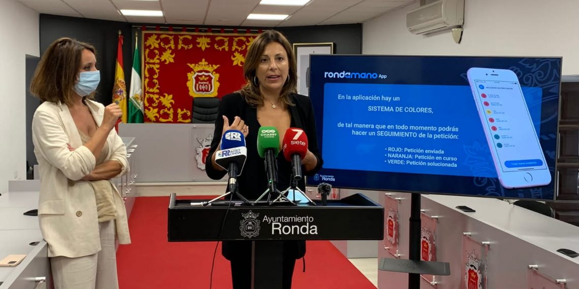 La alcaldesa presenta una app para facilitar la comunicación entre la ciudadanía y el Ayuntamiento