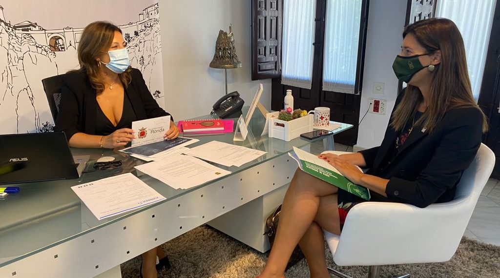 La alcaldesa recibe a la delegada territorial de de Regeneración, Justicia y Administración Local en Málaga