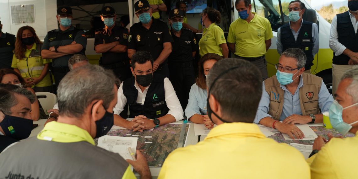 Moreno espera que las condiciones meteorológicas den una tregua para controlar el incendio de Sierra Bermeja