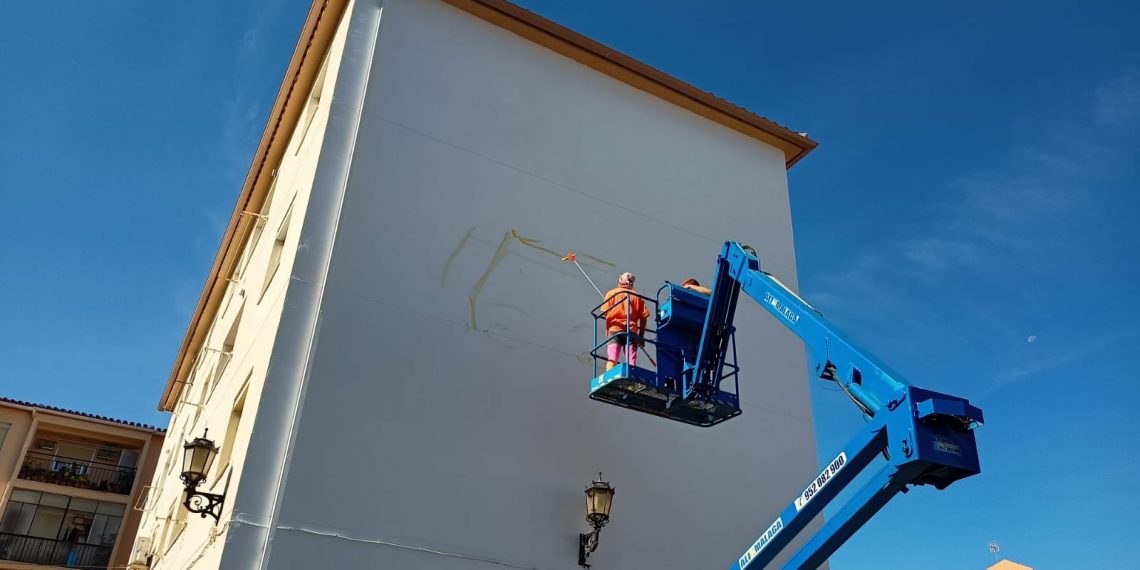 Okuda ‘regala’ a Ronda un nuevo mural de arte urbano que se situará en uno de los edificios de la calle Granada junto a la Avenida de Málaga