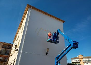 Okuda ‘regala’ a Ronda un nuevo mural de arte urbano que se situará en uno de los edificios de la calle Granada junto a la Avenida de Málaga