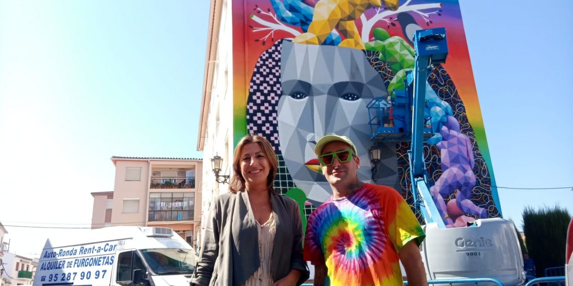 Okuda finaliza su tercer mural en Ronda inspirado en la Gioconda e incrementa la nueva ruta de arte urbano de la ciudad que seguirá creciendo