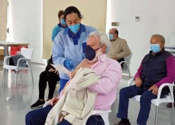 Salud comenzará a administrar la tercera dosis de la vacuna en residencia de mayores