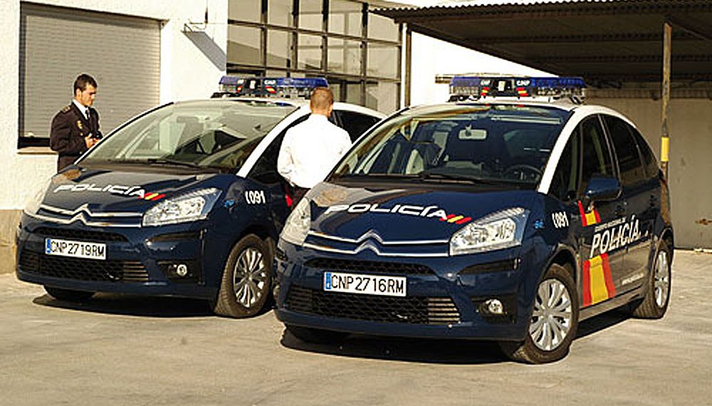 La Policía Nacional detiene en Ronda a una mujer tras localizarla con un brazo atrapado en un parquímetro al que intentaba  sustraer el dinero