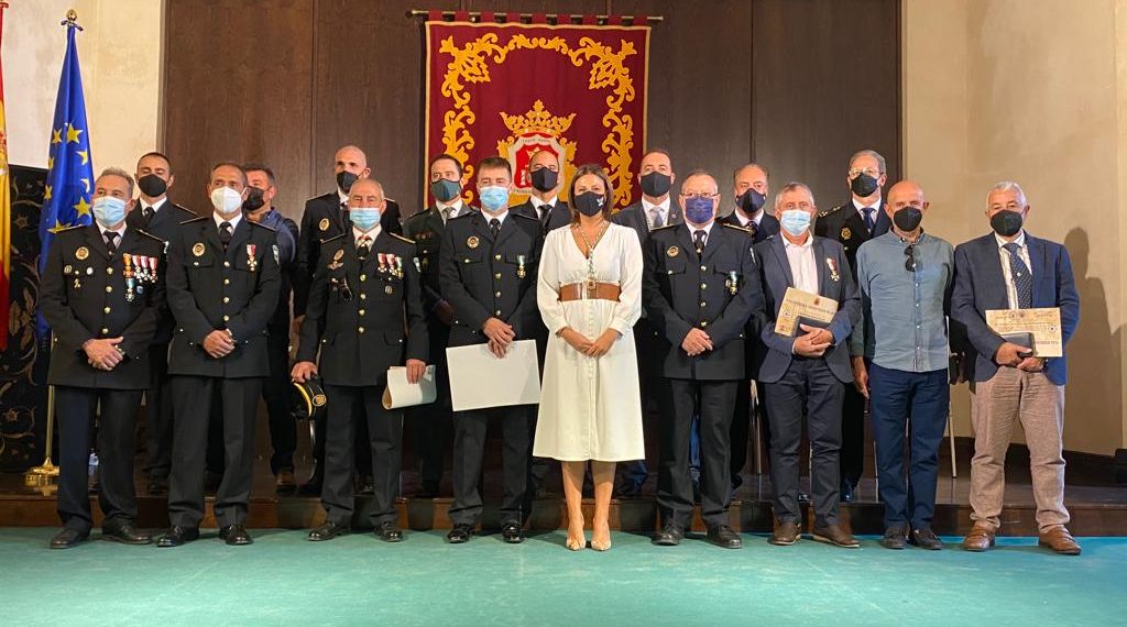 La Policía Local de Ronda celebra el tradicional homenaje a su patrona, la Virgen de la Paz, y recupera el acto de entrega de condecoraciones (incluye galería fotográfica)