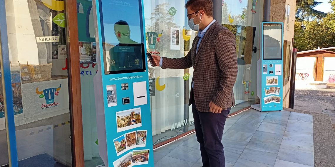 Dos nuevos ‘ticket points’ en la puerta de la Oficina de Turismo agilizarán el servicio de información y la adquisición de productos para los visitantes
