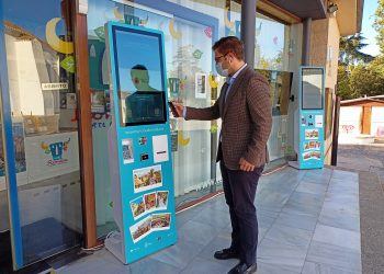 Dos nuevos ‘ticket points’ en la puerta de la Oficina de Turismo agilizarán el servicio de información y la adquisición de productos para los visitantes