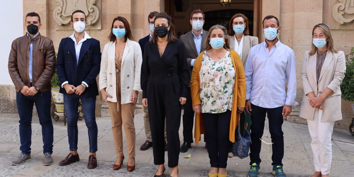 El Ayuntamiento presenta a las personas que encarnarán estas Navidades de los Reyes Magos y a la Cartera Real