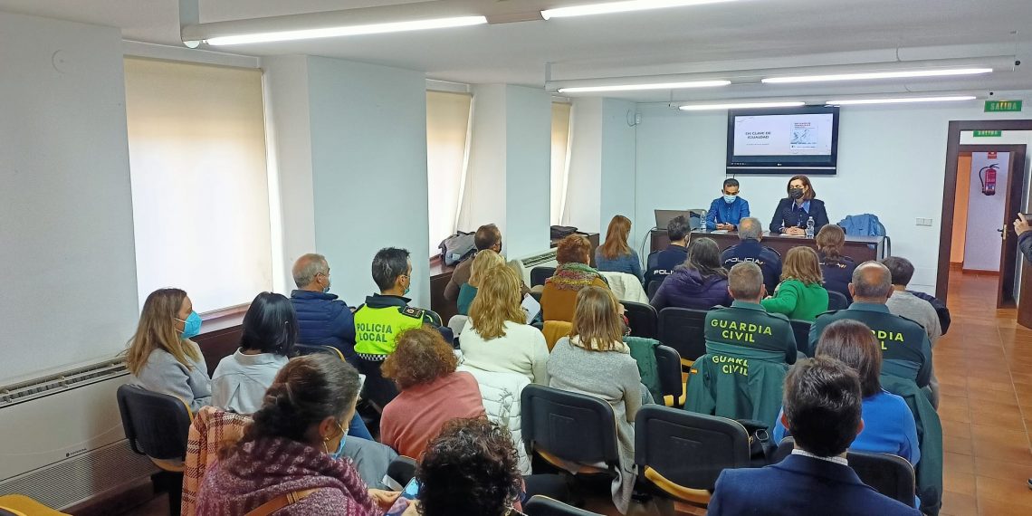 El Consejo Local contra la Violencia de Género vuelve a reunirse tras la pandemia con la presencia del escritor y experto en la materia, Álvaro Botias