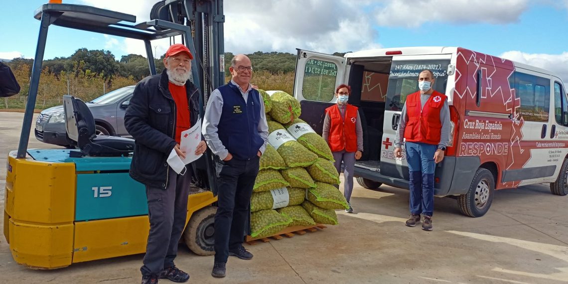 Nueces de Ronda realiza una nueva donación de sus productos a Cruz Roja