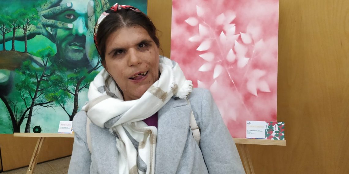 Luisa Moreno, persona con grandes necesidades de apoyo de Fundación Asprodisis, gana el tercer premio de pintura en un concurso nacional