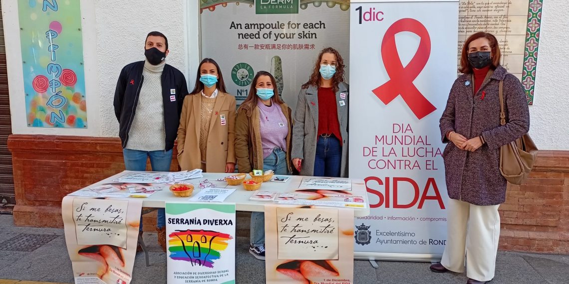 Bienestar Social acompaña a Serranía Diverxa en la mesa informativa por el Día del Sida