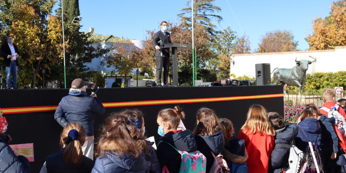El Ayuntamiento celebra el Día de la Constitución con más de 200 escolares y todos los cuerpos de seguridad de la ciudad
