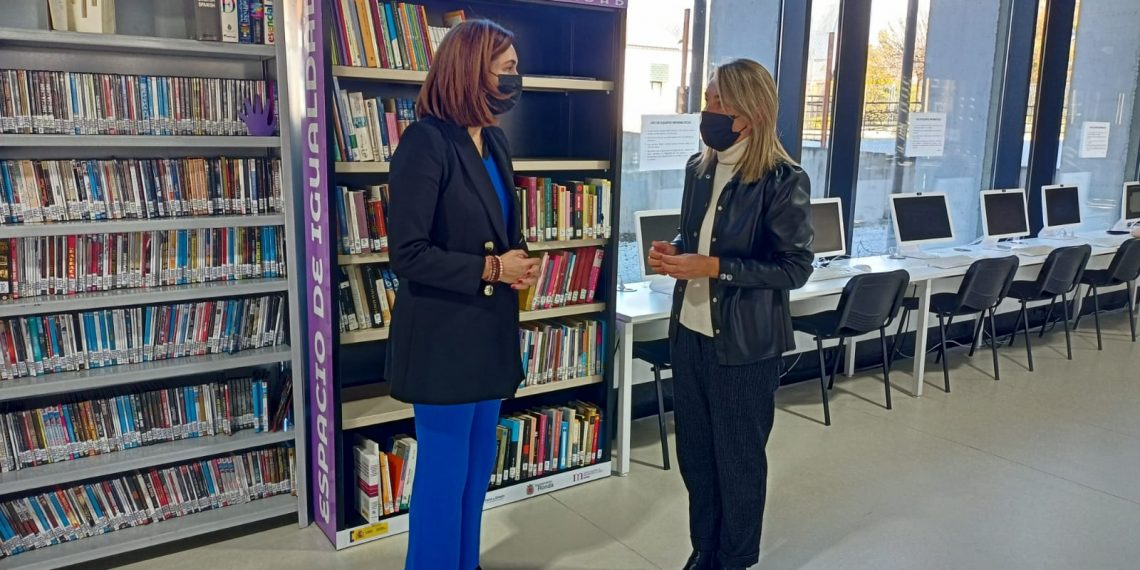 El Ayuntamiento crea un ‘espacio de igualdad’ en la Biblioteca Comarcal con literatura que fomenta la igualdad