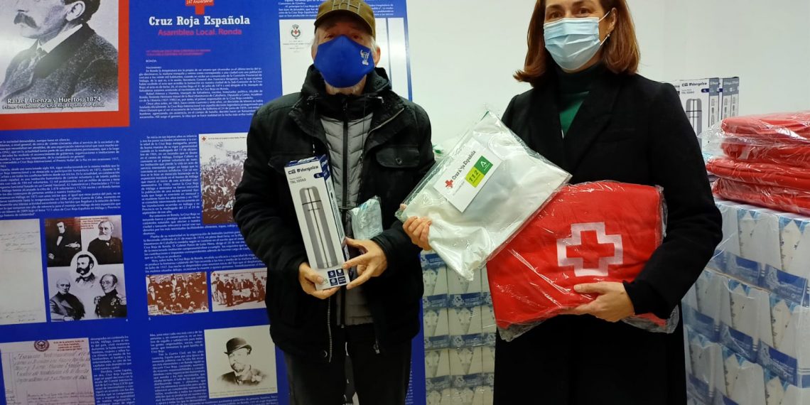 Asuntos Sociales y Cruz Roja reparten kits de ayuda a personas sin techo junto a la entrega extraordinaria de alimentos navideños