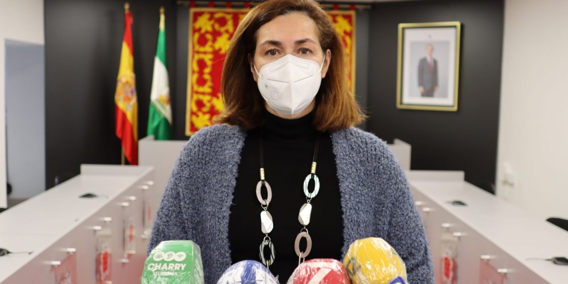 El Ayuntamiento reparte cheques regalo a las familias con menos recursos para garantizar que ningún niño se queden sin juguetes esta Navidad