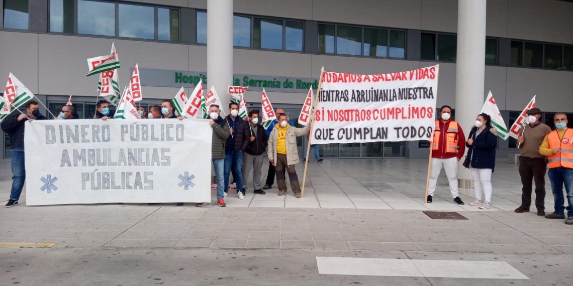 Técnicos de emergencias sanitarias se concentran en el Hospital de la Serranía para pedir mejoras salariales y laborales