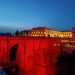 El Puente Nuevo, de rojo carmesí por el cumpleaños del Rey Felipe VI