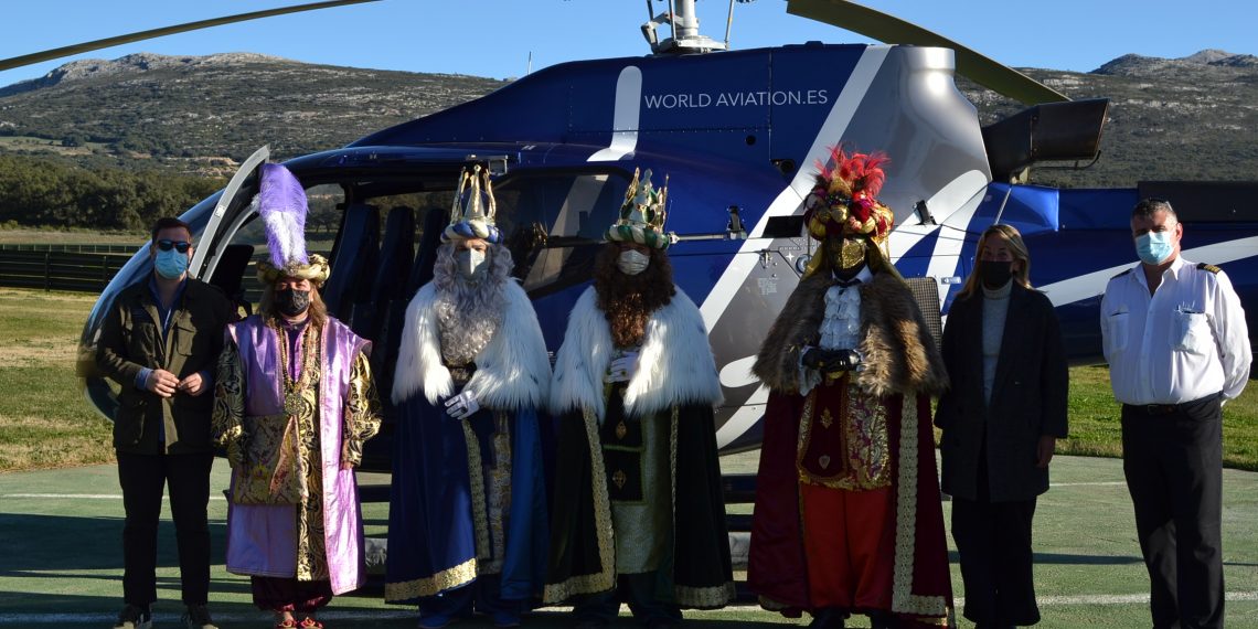 SUS MAJESTADES LOS REYES DE ORIENTE LLEGAN A RONDA EN HELICÓPTERO Y REALIZAR SU PRIMERA VISITA AÉREA DE LA CIUDAD.