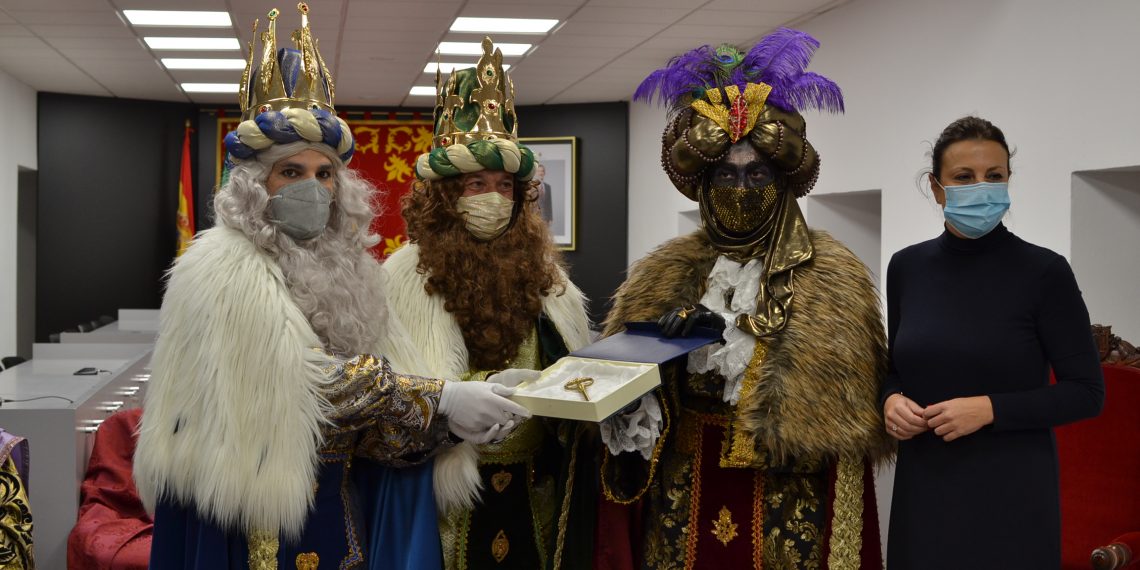 LA ALCALDESA DE RONDA HACE ENTREGA DE LA LLAVE DE LA CIUDAD A SUS MAJESTADES LOS REYES DE ORIENTE.