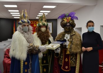 LA ALCALDESA DE RONDA HACE ENTREGA DE LA LLAVE DE LA CIUDAD A SUS MAJESTADES LOS REYES DE ORIENTE.
