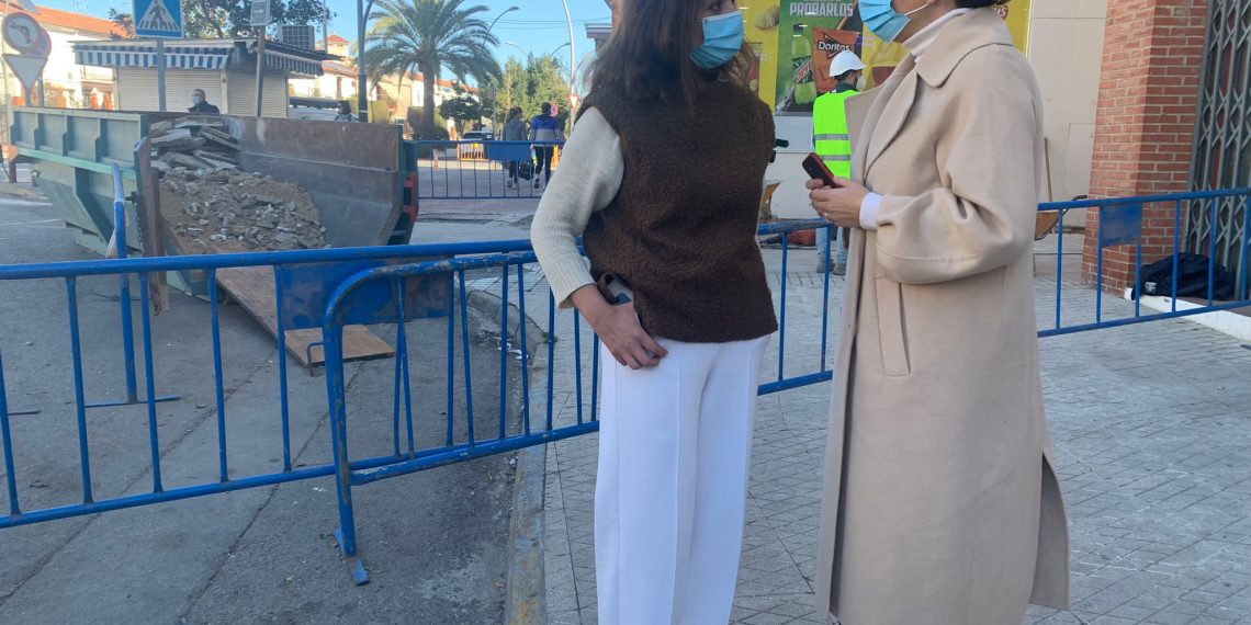 El Ayuntamiento renueva el acerado de la calle Huelin Vallejo, para embellecer su imagen y facilitar el tránsito peatonal