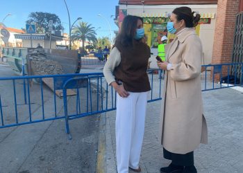 El Ayuntamiento renueva el acerado de la calle Huelin Vallejo, para embellecer su imagen y facilitar el tránsito peatonal