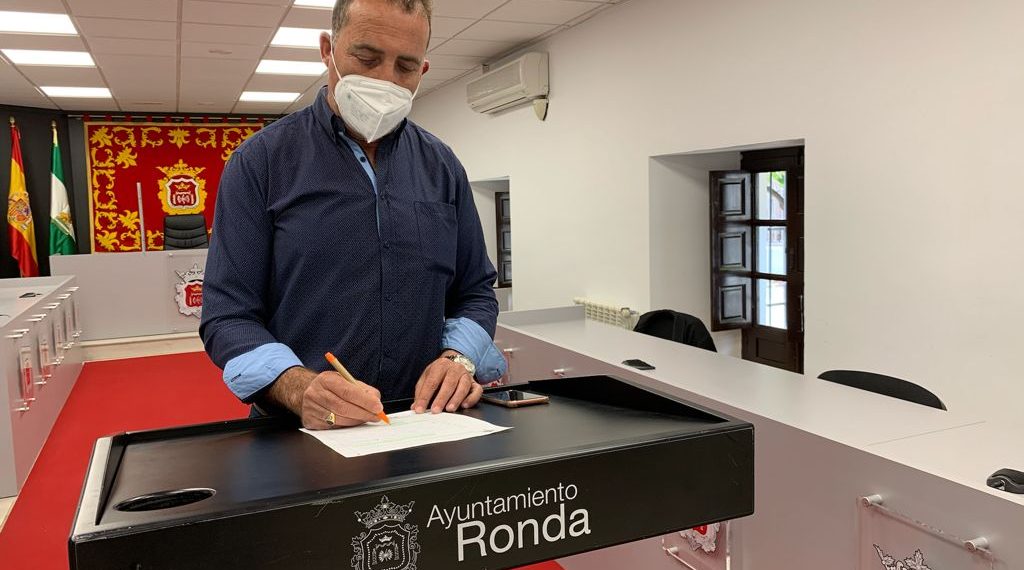 La alcaldesa de Ronda retira las delegaciones a Juan Carlos González  