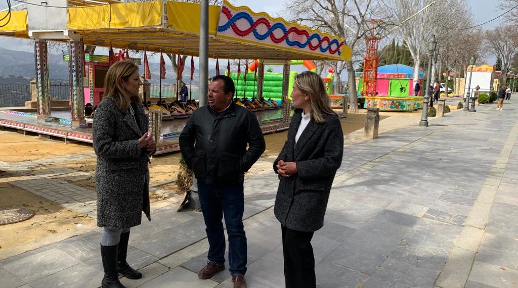 La asociación de feriantes instala atracciones en la Alameda del Tajo durante la Semana Blanca