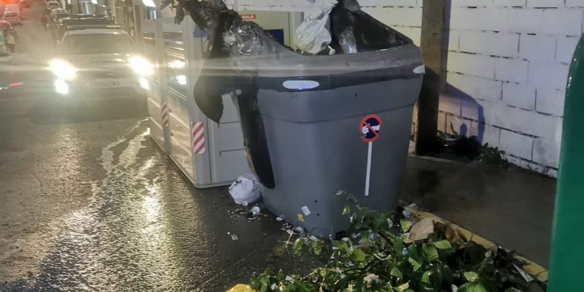 La rápida actuación de los cuerpos de seguridad permite apagar un fuego en un contenedor de residuos orgánicos en el centro del Ronda