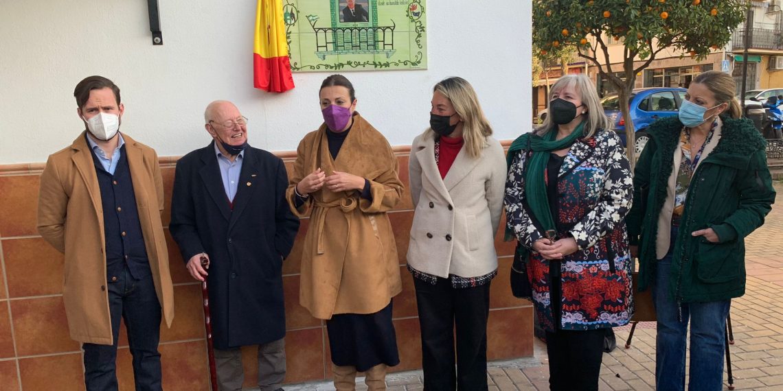 Ronda homenajea a José María León Cordón con el descubrimiento de una placa en la plaza Doña Elvira de la barriada de San Cristóbal
