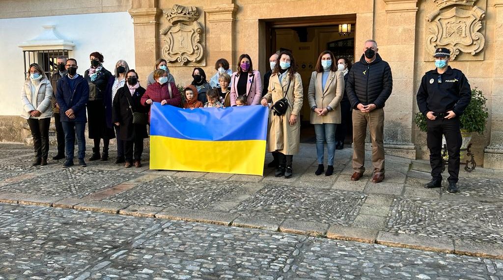 Ronda muestra su rechazo a la guerra y su apoyo a las familias ucranianas con cinco minutos de silencio a las puertas del Ayuntamiento