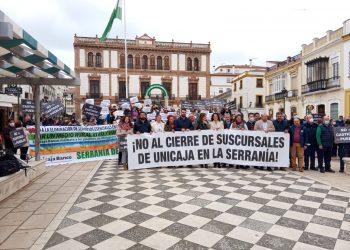 Centenares de vecinos se concentran contra el cierre de sucursales de Unicaja en la Serranía de Ronda