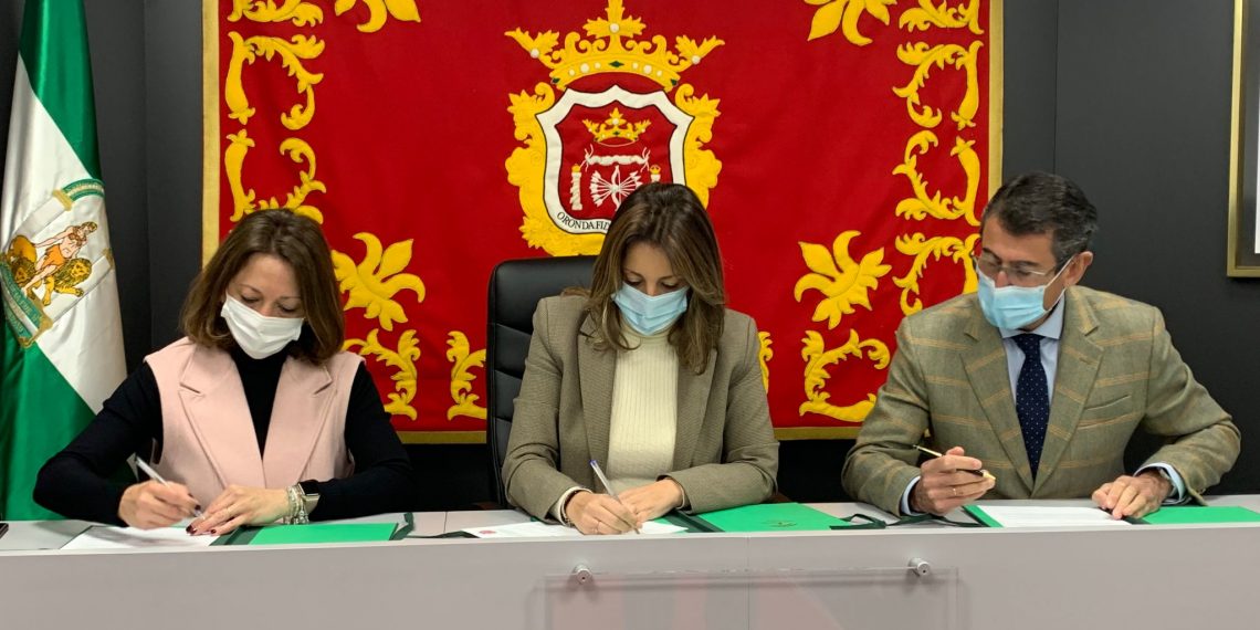 El Ayuntamiento y Junta de Andalucía firman el acuerdo que permitirá abrir una nueva OCA para la serranía en Ronda