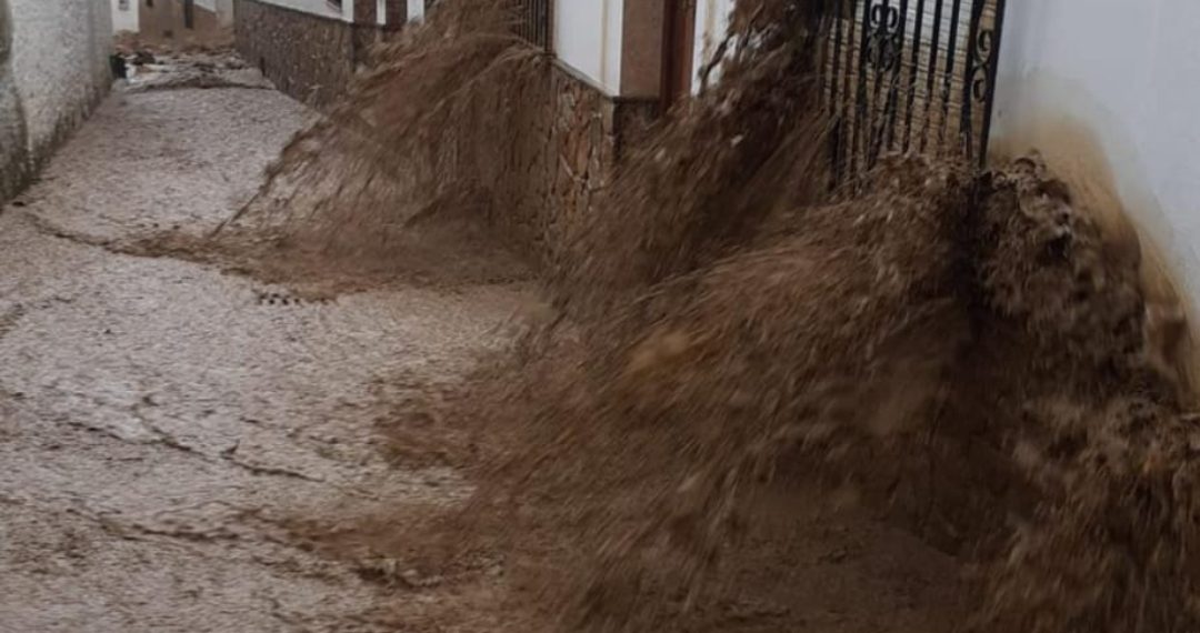 Una tromba de agua arrasa Setenil de las Bodegas