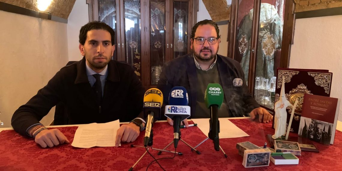 Presentado ‘Entre Saetas y Romero’, el libro con la historia de la Hermandad de Los Gitanos