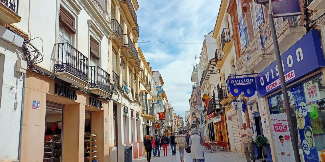 El Ayuntamiento inicia el proceso de licitación para la instalación de toldos en la calle Espinel de cara al verano