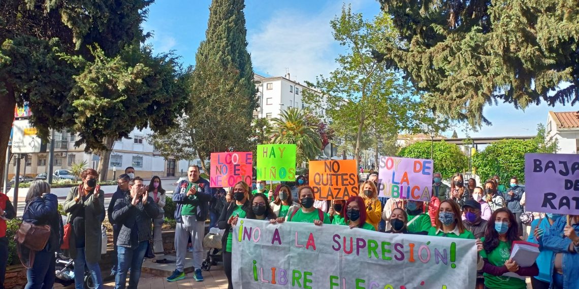 La AMPA del Cervantes se manifiesta por la supresión de una sus líneas de infantil a pesar del compromiso expreso de la Delegada Territorial de que continuarán las dos