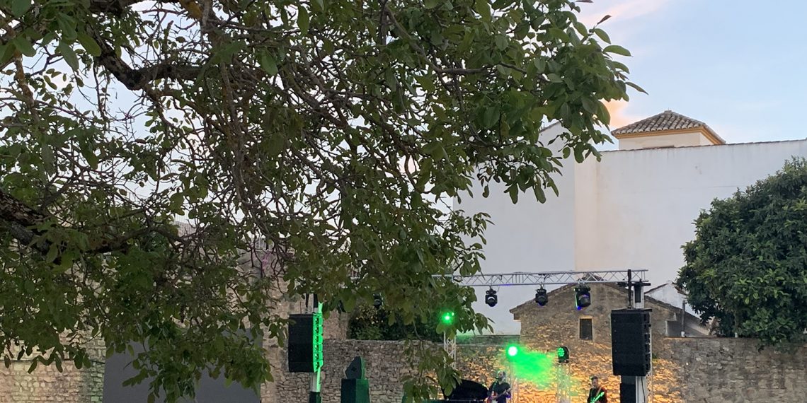 Concierto a beneficio de Cruz Roja en colaboración con el Ayuntamiento de Ronda  del grupo ‘Los Planetas’.￼