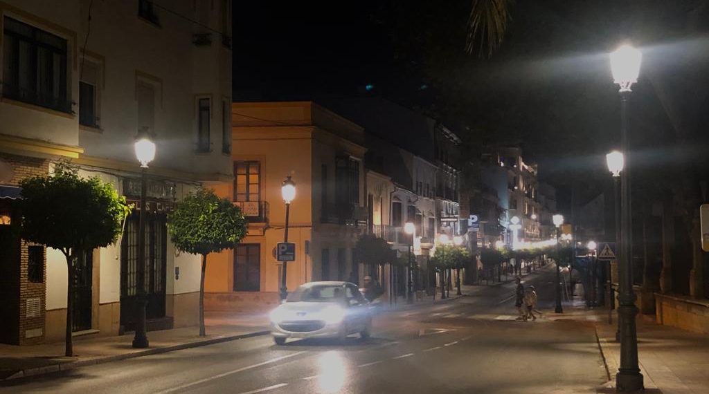 El Ayuntamiento instala luminarias tipo leds entre la plaza de la Merced y Teniente Arce