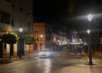 El Ayuntamiento instala luminarias tipo leds entre la plaza de la Merced y Teniente Arce