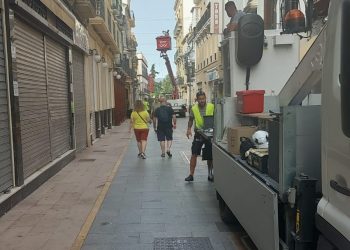 Arranca la instalación de los toldos para dar sombra en la calle Carrera de Espinel
